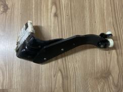 A4477601547 MERCEDES W447 ALT SAĞ SÜRGÜLÜ KAPI BRAKETİ SIFIR ORJİNAL